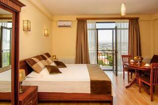 Отель Boutique Hotel British House Тбилиси Deluxe Apartment with Balcony  and  City View-1
